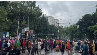 তেজগাঁওয়ে হঠাৎ গার্মেন্টস বন্ধ, রাস্তা বন্ধ করে শ্রমিকদের বিক্ষোভ