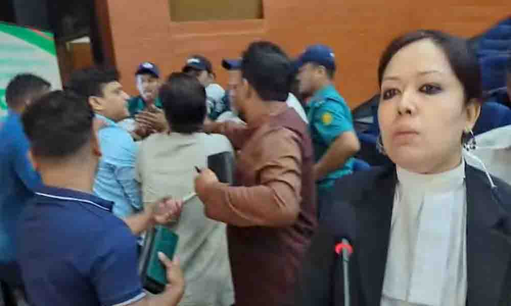 ইসিতে রুমিন ফারহানা অনুসারীদের সঙ্গে এনসিপি নেতার হাতাহাতি