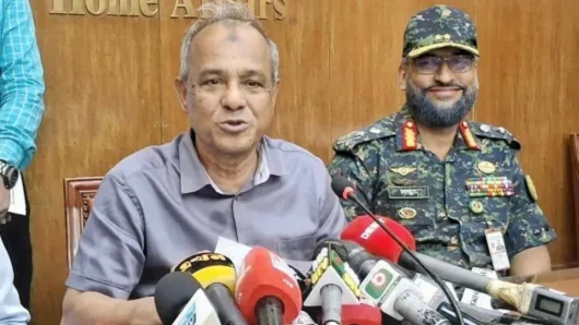 পুলিশের লুট হওয়া অস্ত্রের খোঁজ দিলে মিলবে পুরস্কার