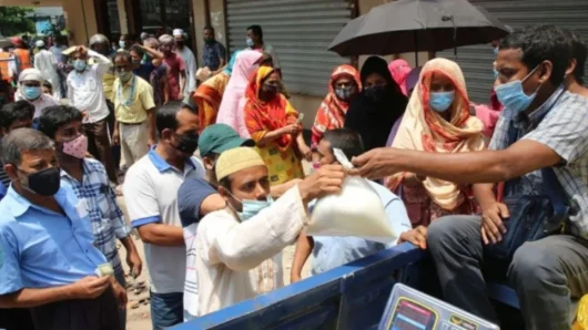 টিসিবির লাইনে মধ্যবিত্তের সঙ্গে মেসের শিক্ষার্থীরাও