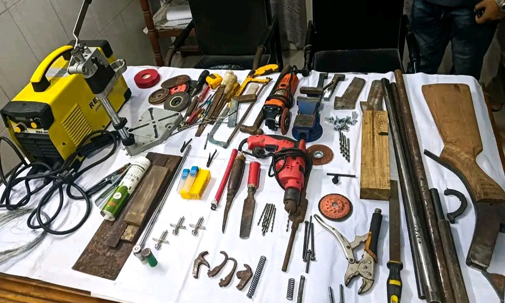 বিলের মধ্যে অস্ত্র তৈরির কারখানা