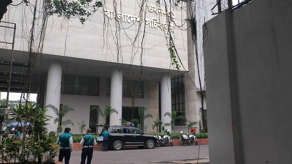 সচিবালয়ে প্রধান উপদেষ্টা, কঠোর নিরাপত্তা