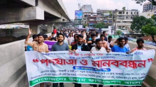 উত্তরার আব্দুল্লাহপুরে প্রধান সড়ক যেন মৃত্যু ফাঁদ