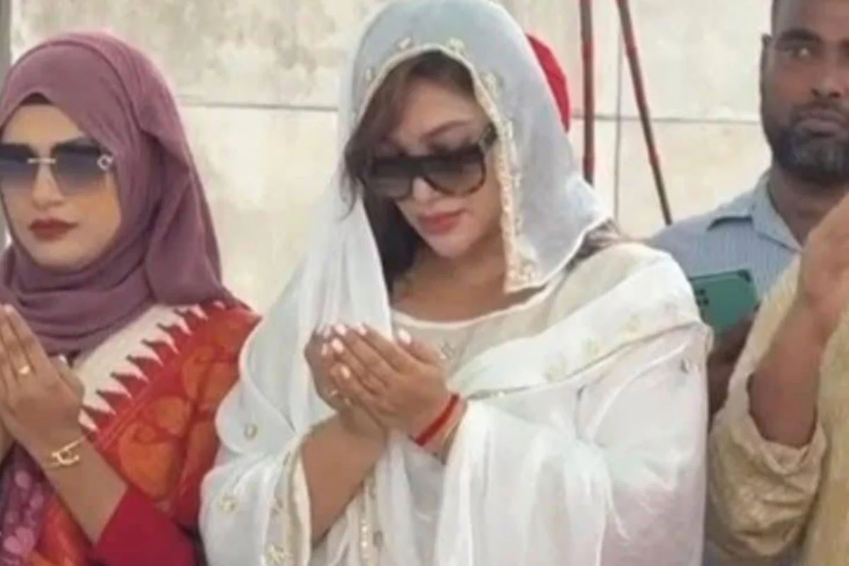 জিয়াউর রহমানের মাজারে ডা. সাবরিনা, যুবদল সভাপতির ক্ষোভে রাজনৈতিক অঙ্গনে তোলপাড়