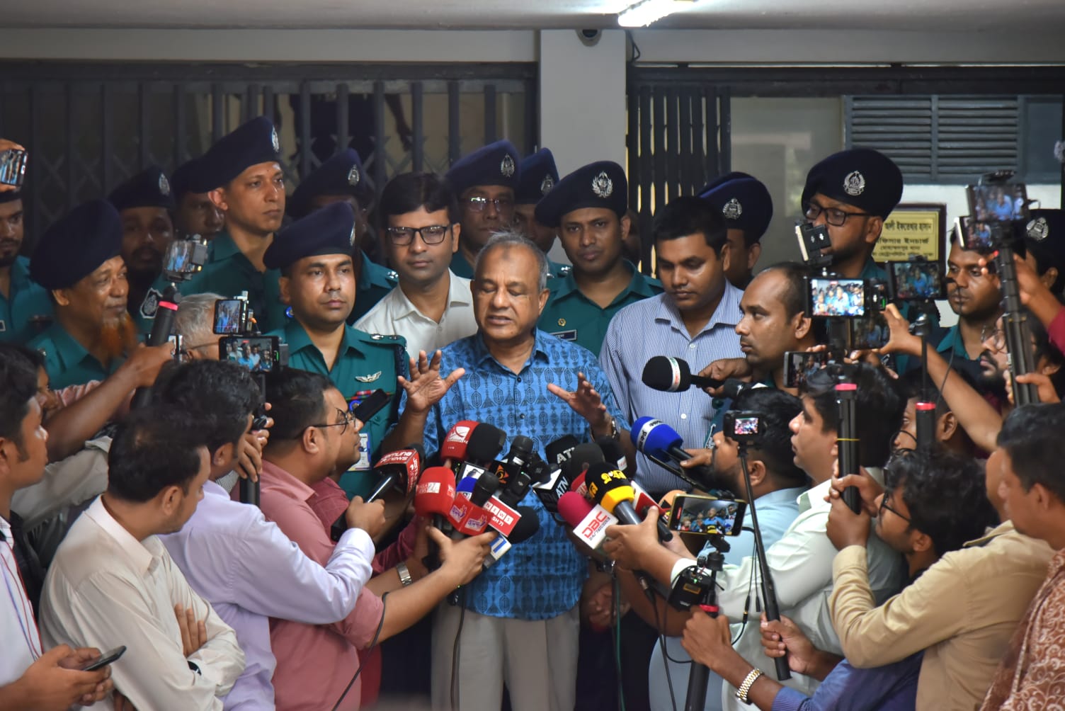 “রায়ের বাজার গণকবরে ১১৪ শহিদের লাশ ডিএনএ টেস্টে শনাক্ত করা হবে: স্বরাষ্ট্র উপদেষ্টা”