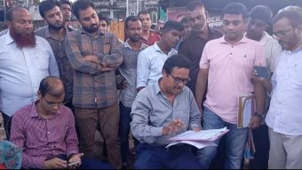 যশোর-বেনাপোল মহাসড়কে রেইনট্রি গাছের শুকনা ডাল প্রকাশ্য নিলাম