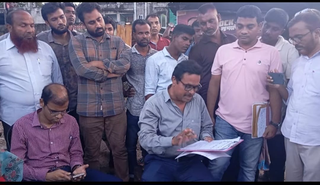 যশোর-বেনাপোল মহাসড়কে রেইনট্রি গাছের শুকনা ডাল প্রকাশ্য নিলাম