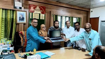 বেনাপোলে শিক্ষাপ্রতিষ্ঠানে ল্যাপটপ ও ক্রীড়া সামগ্রী প্রদান