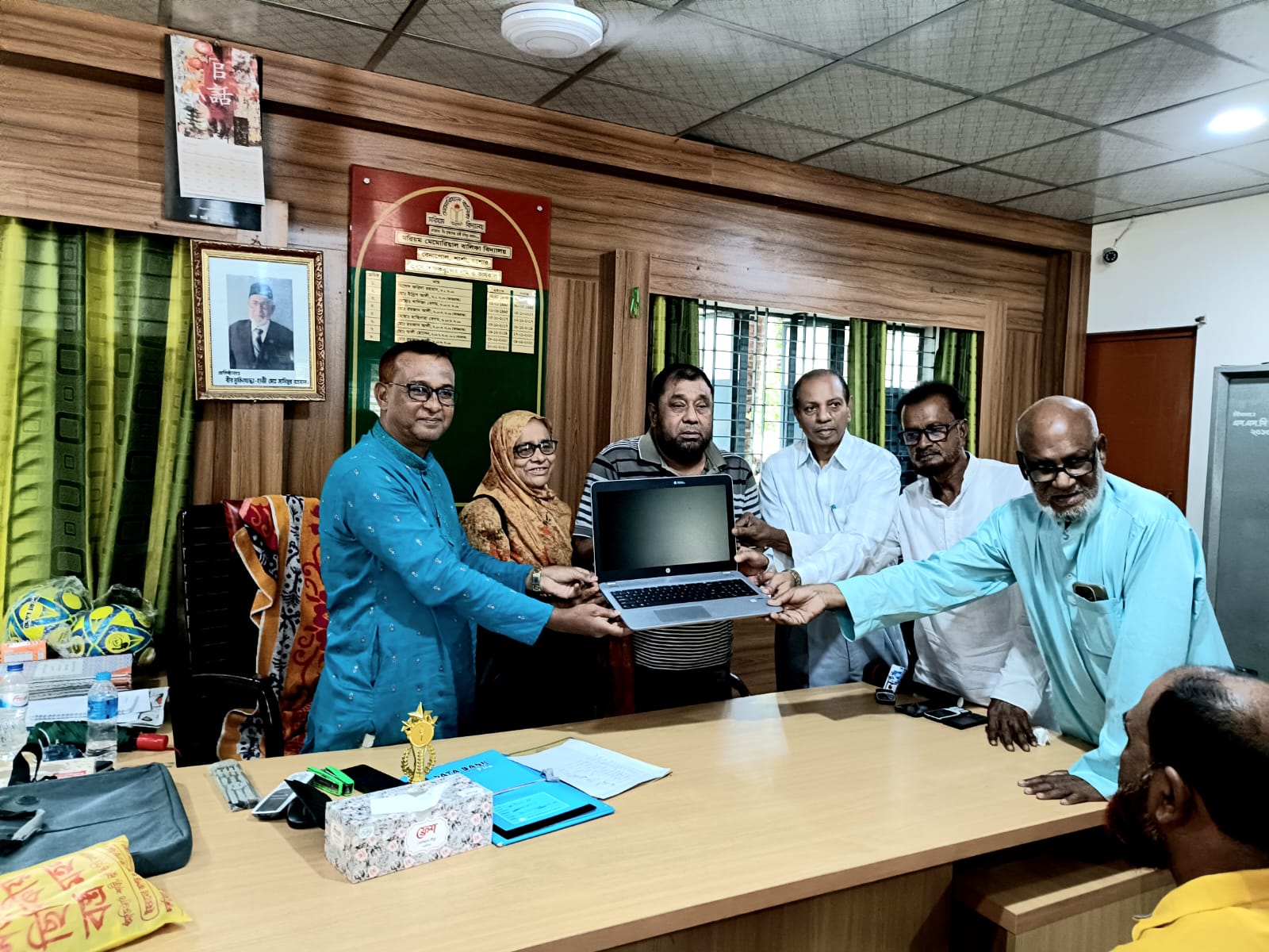 বেনাপোলে শিক্ষাপ্রতিষ্ঠানে ল্যাপটপ ও ক্রীড়া সামগ্রী প্রদান