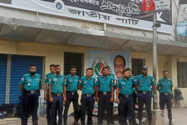 সকাল থেকেই কাকরাইলে জাপা কার্যালয়ের সামনে পুলিশের অবস্থান