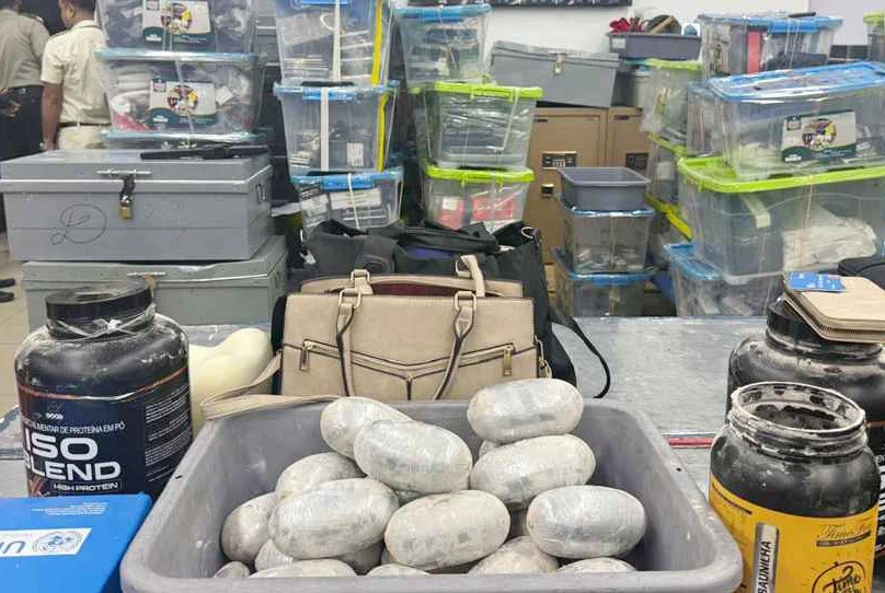 শাহজালালে ১৩০ কোটি টাকার কোকেনসহ বিদেশি নারী যাত্রী আটক