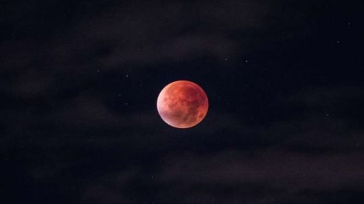 ‘রক্ত চন্দ্রগ্রহণে’ মুগ্ধ আরববাসী, বিশেষ নামাজ আদায়