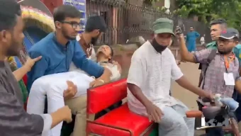 অসুস্থ হয়ে পড়লেন অমর একুশে হলের এজিএস প্রার্থী অর্ক, নেওয়া হলো হাসপাতালে