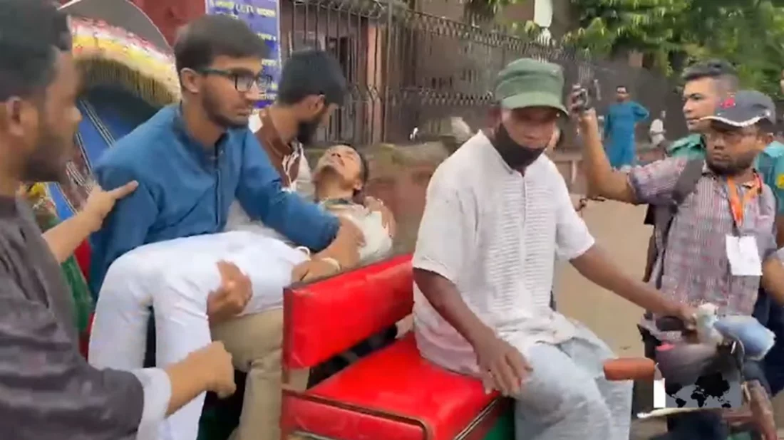 অসুস্থ হয়ে পড়লেন অমর একুশে হলের এজিএস প্রার্থী অর্ক, নেওয়া হলো হাসপাতালে