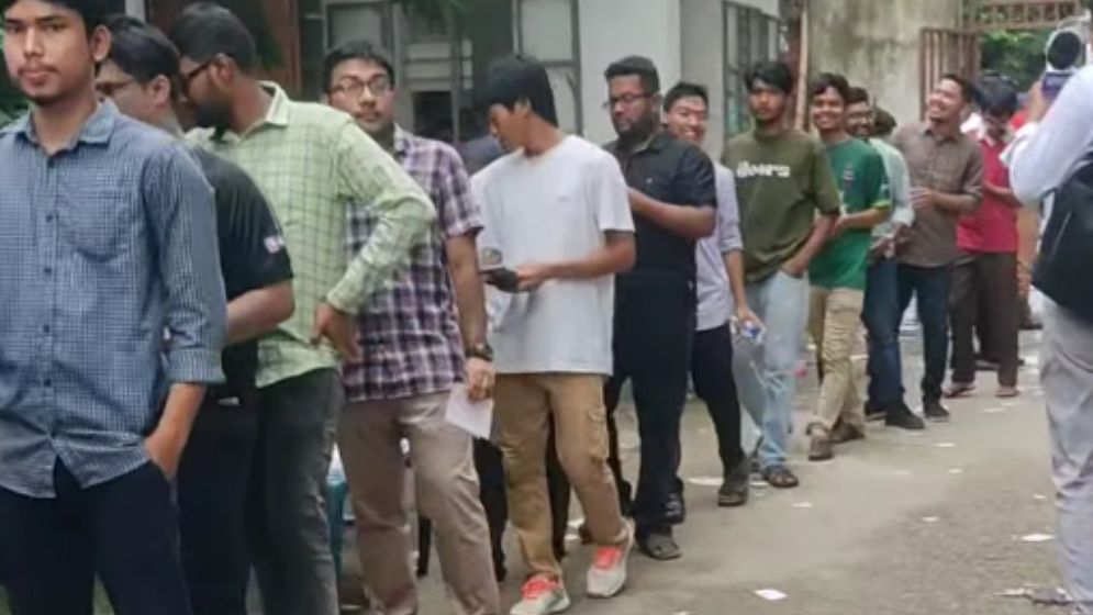 এক পোলিং অফিসারকে অব্যাহতি