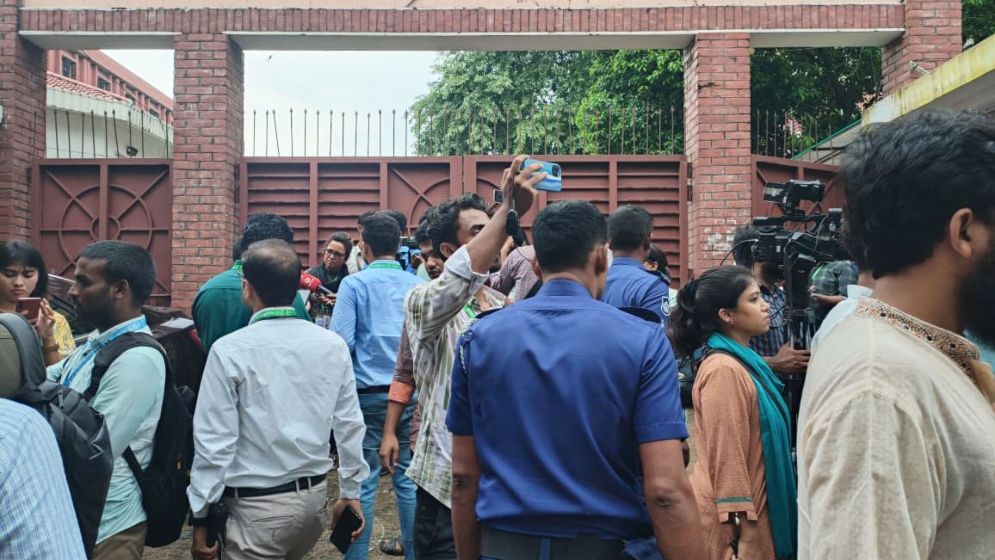 জাকসু নির্বাচন: বন্ধ রয়েছে ফজিলাতুন্নেছা হলের ভোটগ্রহণ