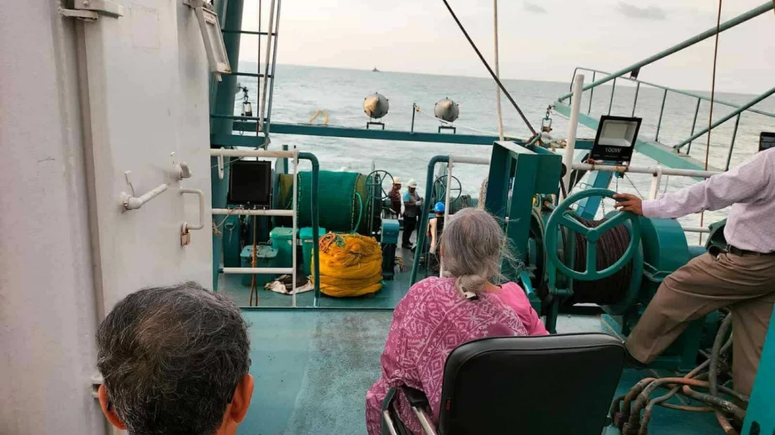 ‘মীন সন্ধানী’ জাহাজে মাছ ধরলেন মৎস্য উপদেষ্টা