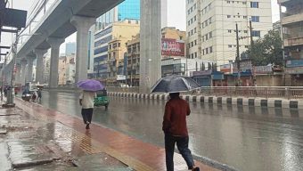 ঢাকায় গুঁড়ি গুঁড়ি বৃষ্টি, তাপমাত্রা নিয়ে যে বার্তা দিল আবহাওয়া অফিস