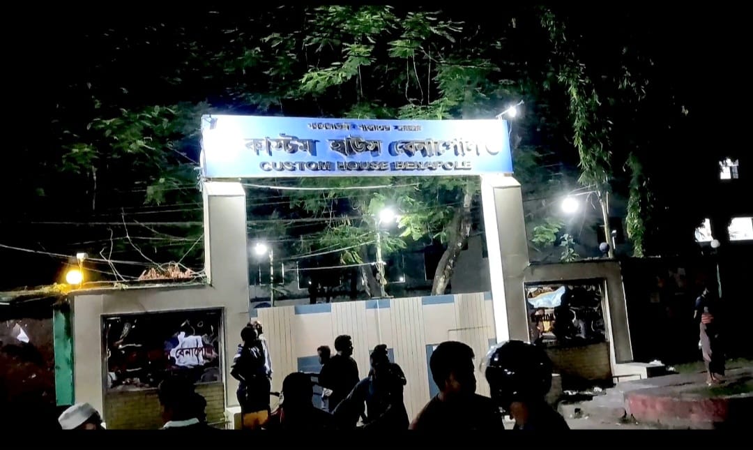 বেনাপোলে সিএন্ডএফ ও ট্রান্সপোর্ট কর্মচারীদের বিক্ষোভ