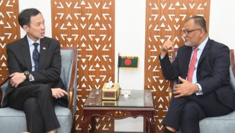 বাণিজ্য উপদেষ্টার সঙ্গে সিঙ্গাপুরের হাইকমিশনারের বৈঠক