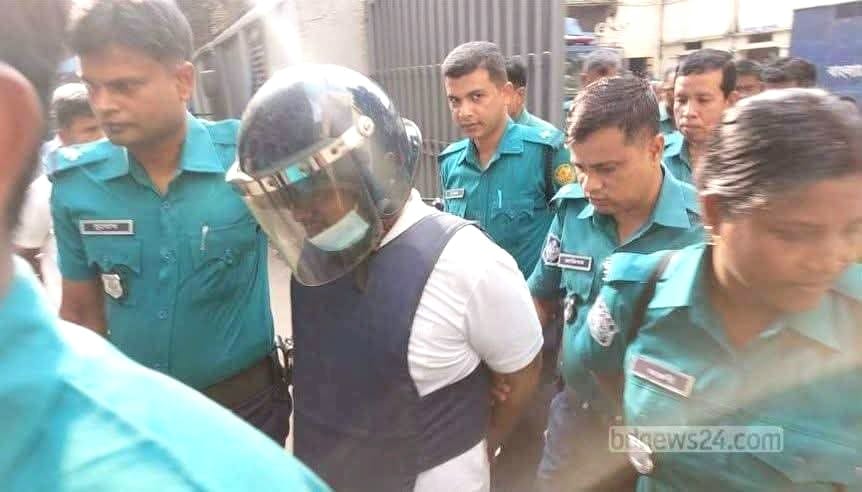 ঢাকায় জনগণের হাতে আটক হয়ে পুলিশের কাছে সোপর্দ আওয়ামী লীগ নেতা বাবলু