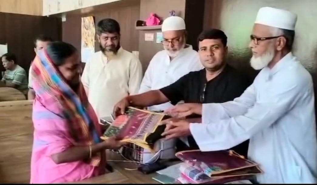 শার্শার পাটবাড়ী মন্দিরে উপহার পেল অসহায় মানুষ