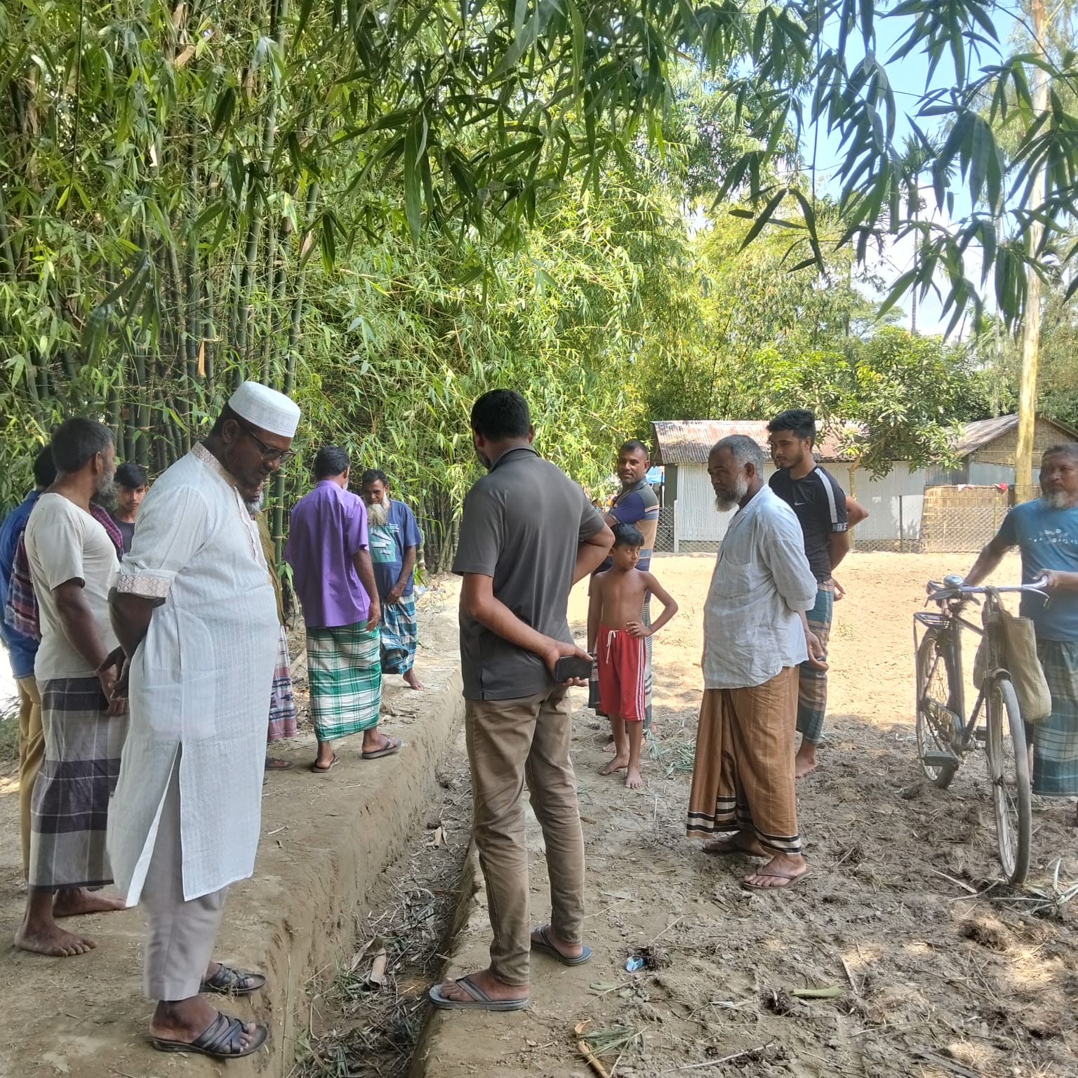 ৫০ বছরের পুরনো রাস্তা বন্ধ ও গর্ত খনন
