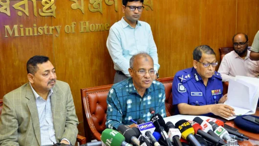 নির্বাচনের আগে গ্রাহক প্রতি সিমের সংখ্যা কমানো হবে : স্বরাষ্ট্র উপদেষ্টা