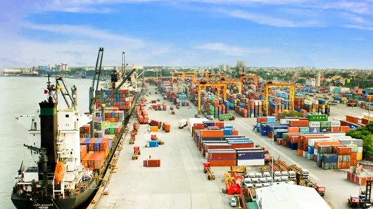 চট্টগ্রাম বন্দরে দীর্ঘদিন পড়ে থাকা ১৯ বিপজ্জনক কন্টেইনার ধ্বংস