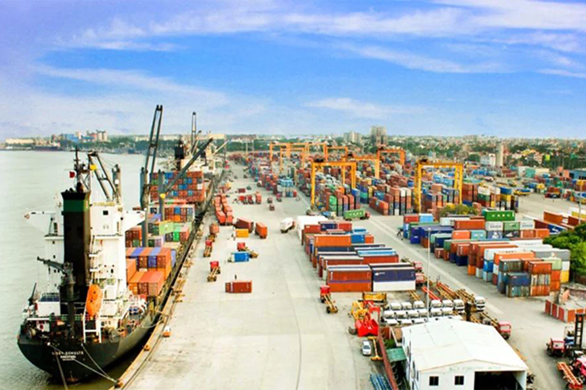 চট্টগ্রাম বন্দরে দীর্ঘদিন পড়ে থাকা ১৯ বিপজ্জনক কন্টেইনার ধ্বংস