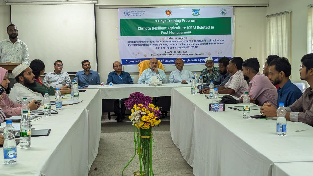 বাকৃবিতে জলবায়ু সহনশীল কৃষির বালাই ব্যবস্থাপনা বিষয়ক প্রশিক্ষণের সমাপনী