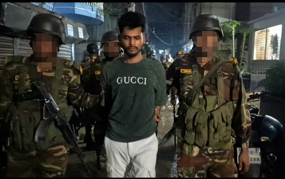 দুই সহযোগীসহ সেনাবাহিনীর হাতে গ্রেপ্তার আকাশ