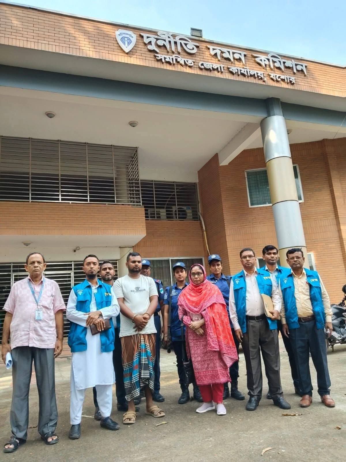 সাংবাদিকদের চাপে অবশেষে বেনাপোল কাস্টমস হাউসের ঘুষ কেলেঙ্কারিতে রাজস্ব কর্মকর্তা শামীমা আক্তারের বিরুদ্ধে দুদকের মামলা