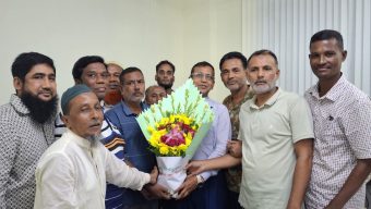 ভোলা পৌরসভার নবনিযুক্ত নির্বাহী প্রকৌশলীকে ফুলের শুভেচ্ছা