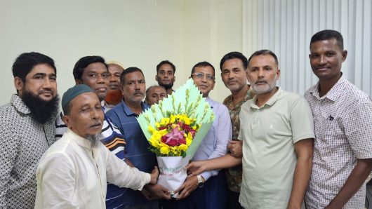 ভোলা পৌরসভার নবনিযুক্ত নির্বাহী প্রকৌশলীকে ফুলের শুভেচ্ছা