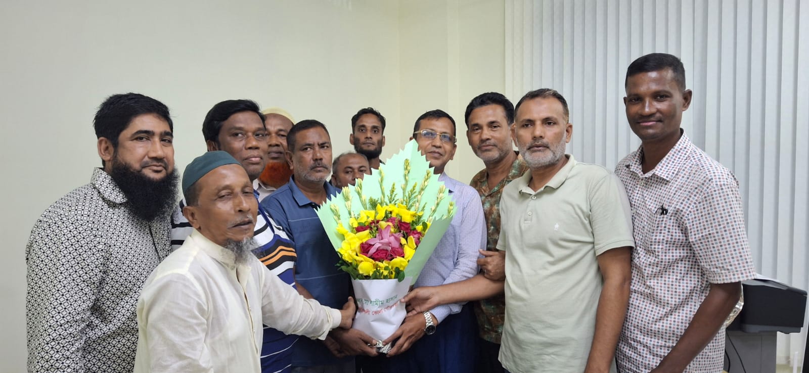 ভোলা পৌরসভার নবনিযুক্ত নির্বাহী প্রকৌশলীকে ফুলের শুভেচ্ছা