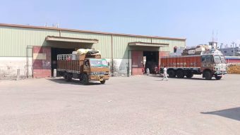 বেনাপোলে এনএসআইয়ের তথ্যের ভিত্তিতে অর্ধশত কোটি টাকার পণ্য ও ১৫ লক্ষ পিচ ব্লেড আটক