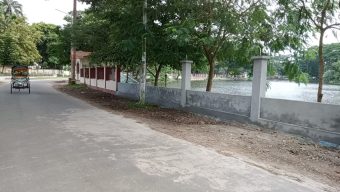 বরিশাল ডিসি লেকপাড়ে দেয়াল নির্মাণ