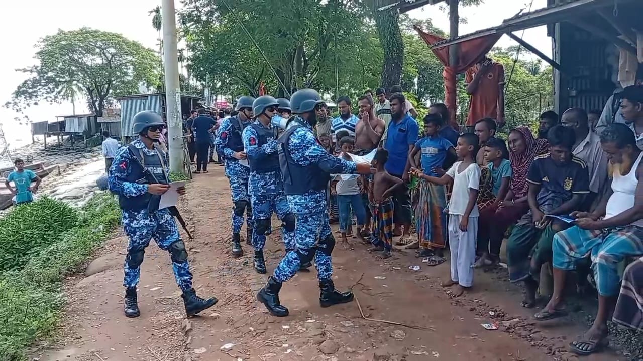 মা ইলিশ সংরক্ষণে ভোলায় কোস্ট গার্ডের টহল ও সচেতনতামূলক মাইকিং ও লিফলেট বিতরণ