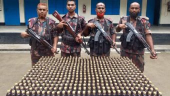 যশোর সীমান্তে বিজিবির অভিযানে দুই চোরাচালানী আটক, বিপুল পরিমাণ বিদেশি মাদক ও পণ্য জব্দ