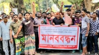 একের পর এক হত্যার প্রতিবাদে শার্শায় মানববন্ধন ও সড়ক অবরোধ