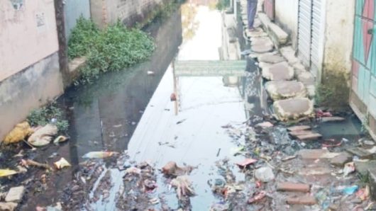 রাস্তায় জলাবদ্ধতা নোংরা ও দুর্গন্ধযুক্ত ময়লা পানিতে দুর্ভোগের শিকার এলাকাবাসী
