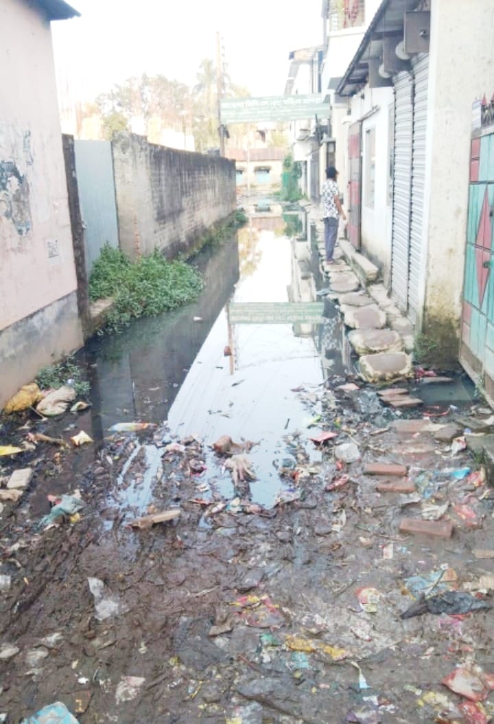 রাস্তায় জলাবদ্ধতা নোংরা ও দুর্গন্ধযুক্ত ময়লা পানিতে দুর্ভোগের শিকার এলাকাবাসী