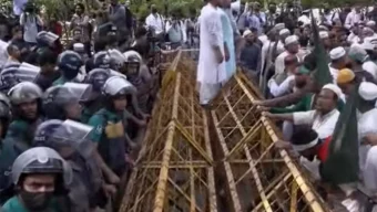 ইবতেদায়ি শিক্ষকদের যমুনা অভিমুখী লংমার্চে পুলিশের বাধা