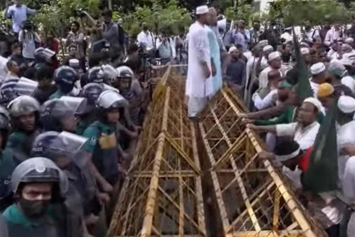 ইবতেদায়ি শিক্ষকদের যমুনা অভিমুখী লংমার্চে পুলিশের বাধা