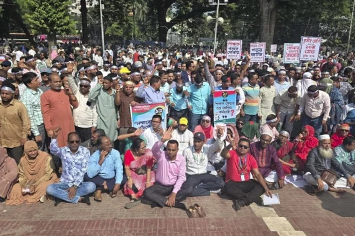 কর্মবিরতিতে প্রাথমিক বিদ্যালয়ের শিক্ষকরা