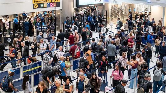 শাটডাউন : যুক্তরাষ্ট্রে এক দিনে ১৪০০ ফ্লাইট বাতিল