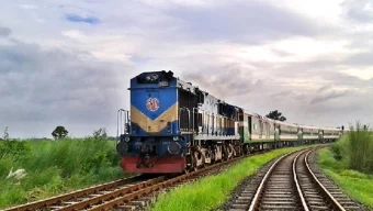 বিসিএস পরীক্ষা পেছানোর দাবিতে ট্রেন আটকে রাখল শিক্ষার্থীরা