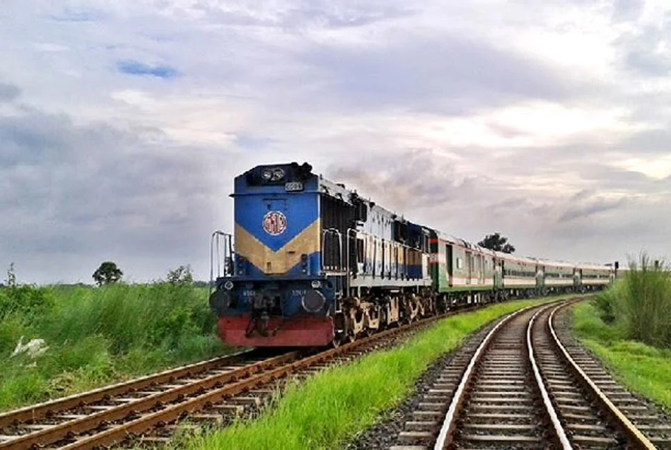 বিসিএস পরীক্ষা পেছানোর দাবিতে ট্রেন আটকে রাখল শিক্ষার্থীরা
