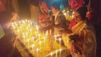 পাঁচবিবিতে প্রিয়জনের সমাধির পাশে মোমবাতি জ্বালিয়ে নিরবে প্রার্থনা করছেন স্বজনেরা